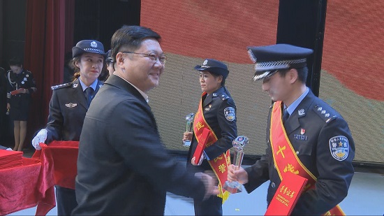 社区民警颁奖;青州市委副书记李良华为石建东等十佳执法办案标兵颁奖