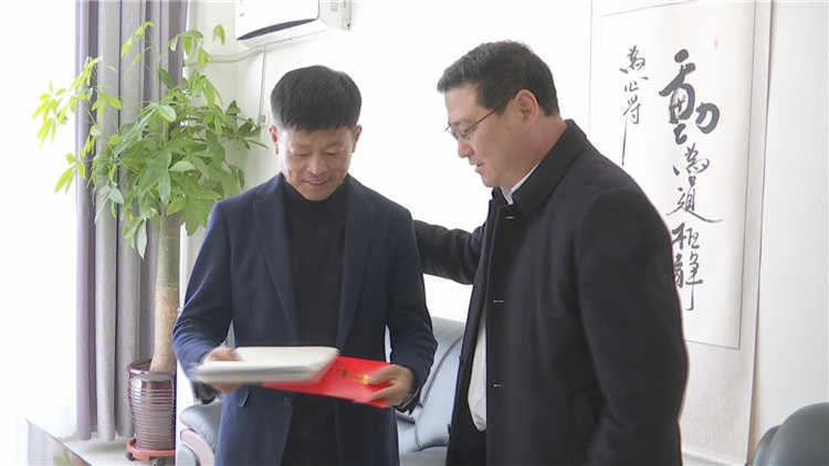 滨州市滨城区委常委,政法委书记郑同忠到市东街道走访慰问