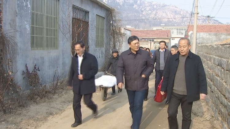 泰安新泰市人大常委会主任韩学锋带队走访慰问困难群众