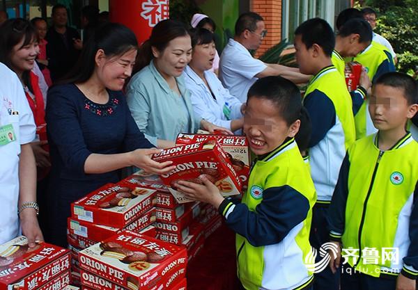 临沂天使特教学校举行爱心食品发放活动