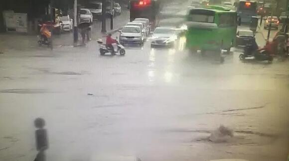 济南突降暴雨山大路花园路路口交通管制 这些路段积水严重