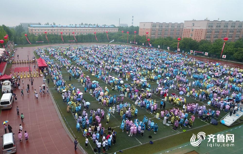 济南万人同做眼保健操挑战吉尼斯世界纪录