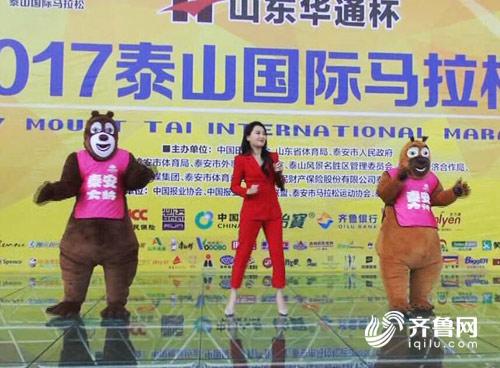 主持人海丽与"熊大""熊二"起舞