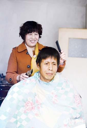 威海农妇照顾瘫痪丈夫33年:全家在一起就是最大的幸福