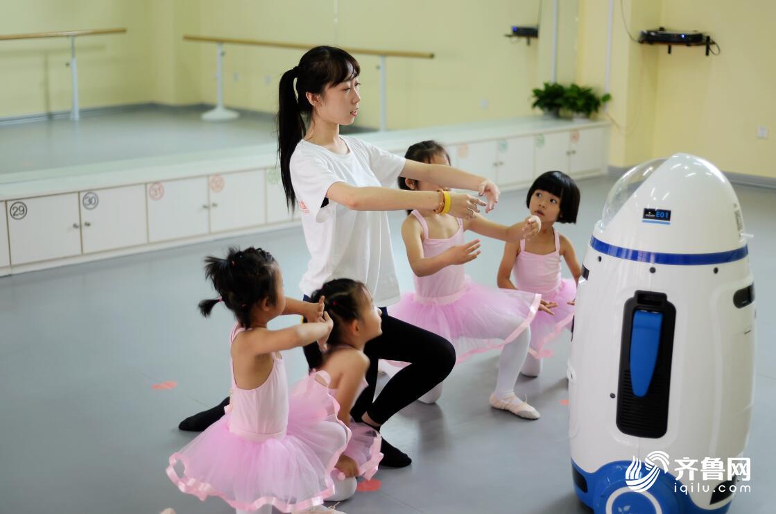 暖新闻:14岁患病女孩想学舞蹈 美女老师使用智