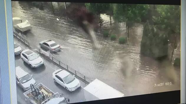 济南突降暴雨山大路花园路路口交通管制 这些路段积水严重