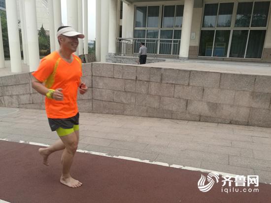 两年跑三千公里 济南五旬老人赤脚跑出健康与愉悦