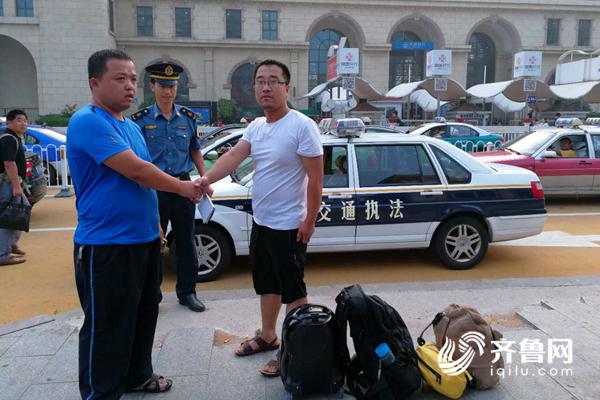 7月3日,16时50分左右,来自泰安的中年男子旅客张某乘客从火车站东出口搭车出租车,到轮渡下车时将车后被箱内的四个提包遗忘,并于17:10返回火车站东口求助,无出租车车票,经了解情况后,火车站管理办公室交通监察支队沈重斌和刘向军在丁盛的配合下调取监控回放,约十分钟发现该车为迪生公司出租车,鲁UT0679。沈重斌马上联系迪生公司,并与该车潘师傅取得联系,并确认四件行李仍在后备箱,此时该车己在香港东路运营。17:58分,出租车潘师傅将四件行礼送达,现场进行了登记清点确认,乘客钱包内的700元现金及数张银行卡