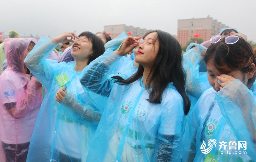 济南万人同做眼保健操挑战吉尼斯世界纪录