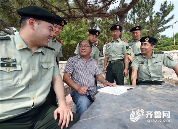 30年党龄的李国荣老党员给新入党的边防战士讲述党的优良传统和历史。.JPG