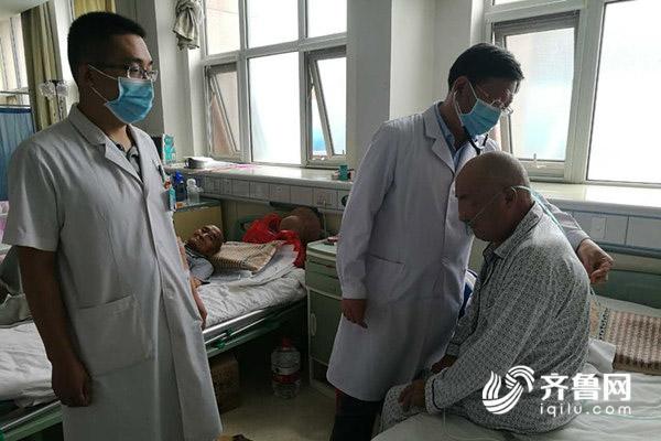 魏永利主任正在为H7N9禽流感康复者李先生做出院前的检查。.jpg