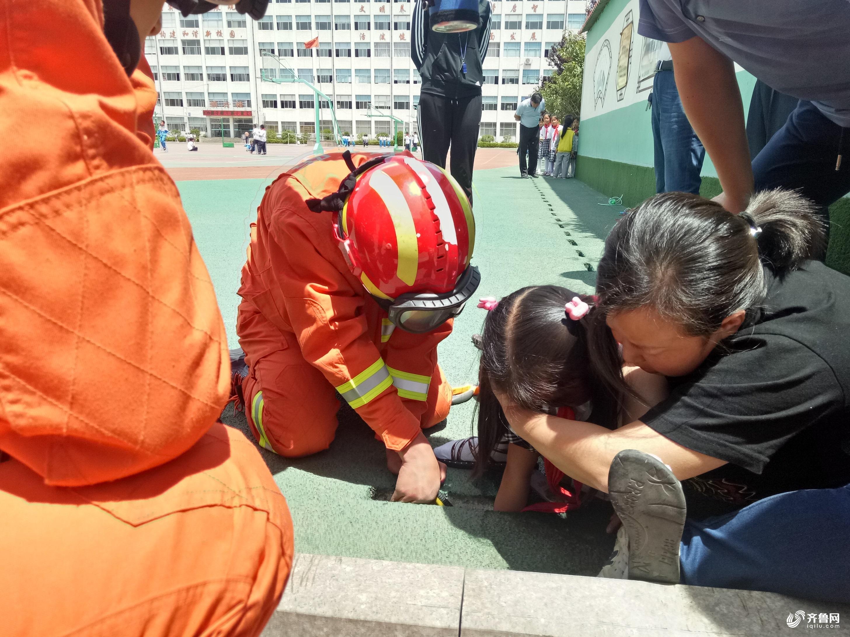 威海女孩体育课手探下水道被卡 消防人员剪断银手镯救出