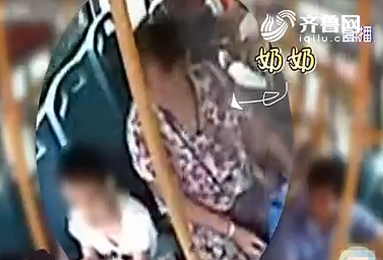 淄博一男孩被粗心奶奶落车上急哭 公交司机帮找家人