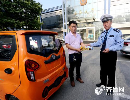 济南市中区挂出首张电动三轮车车牌,驾驶需D证