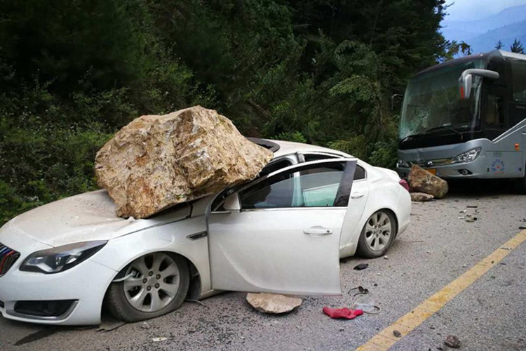 九寨沟地震现场：轿车被滚落石块砸变形