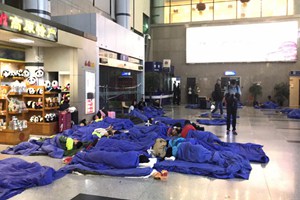 山东台记者九寨沟机场直击：机场发放棉被，旅客席地而躺