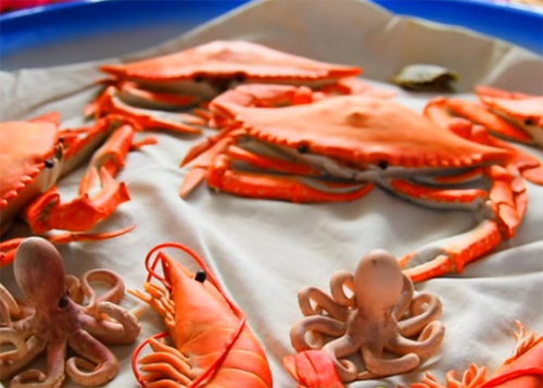 莱州艺人用面团捏螃蟹大虾，简直一模一样