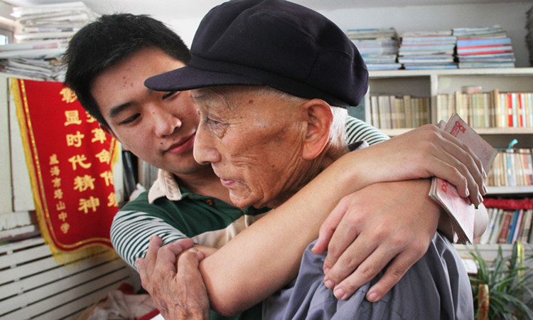 受捐助的同学给殷树山老人一个大大的拥抱。