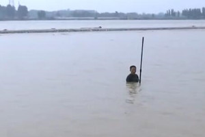 【父母在 不野游】专业救援人员现场演示 黄河野游危险系数高