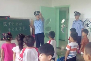 【父母在 不野游】枣庄：防大于救 民警走进幼儿园宣讲防溺水常识