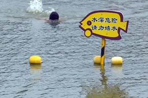 齐河女童溺水漂浮水面 众人合力紧急救助保命