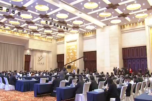 全国工商联主席高端峰会恳谈会在济南举行