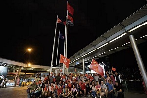 爱国爱港民众前往尖沙咀将国旗再度升起，他们是香港护旗手