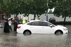 暴雨中的滨州 |道路积水车被困 执勤交警雨中推车