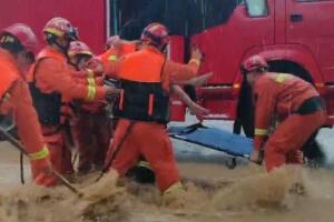 脊髓损伤女孩被困洪水中 淄博消防上演最美“接力抱”