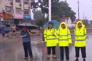 75秒丨面对“利奇马”潍坊昌乐“守路人”在雨中守护平安