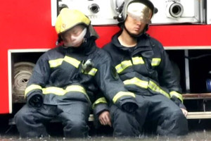 61秒｜你们熟睡的样子最美！救援超10小时，两名消防员风雨中睡着