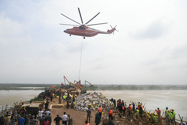 米26重型运输直升机封堵张僧河决口