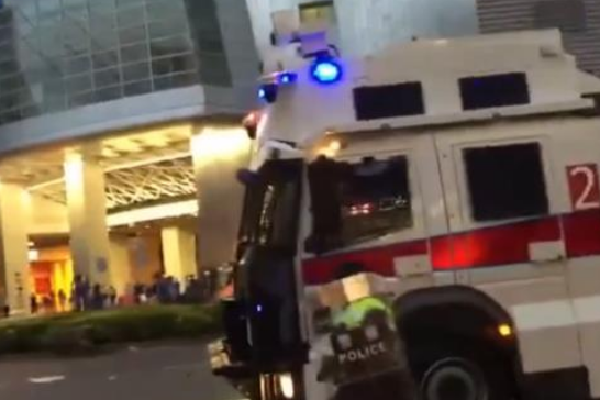 19秒｜香港警方首次出动水炮车