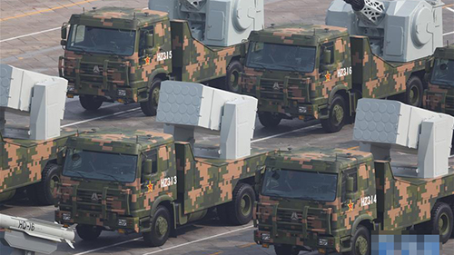 导弹方队的军用卡车，中国重汽制造！