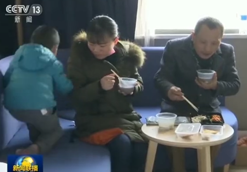 元宵节山东泰安等地的志愿者服务队让隔离人员吃上可口饭菜