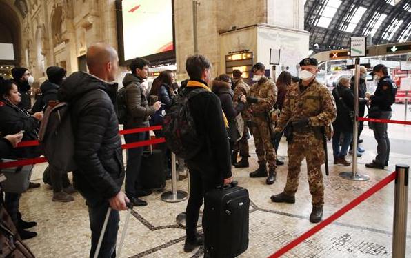 3月9日，在意大利米兰，士兵及警察在火车站检查离城的旅客。