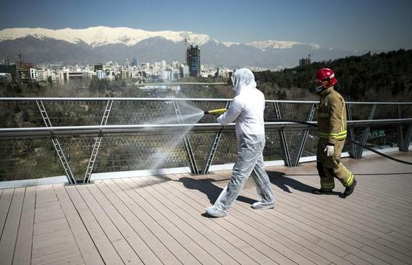 3月9日，在伊朗首都德黑兰，消防员进行消毒工作。