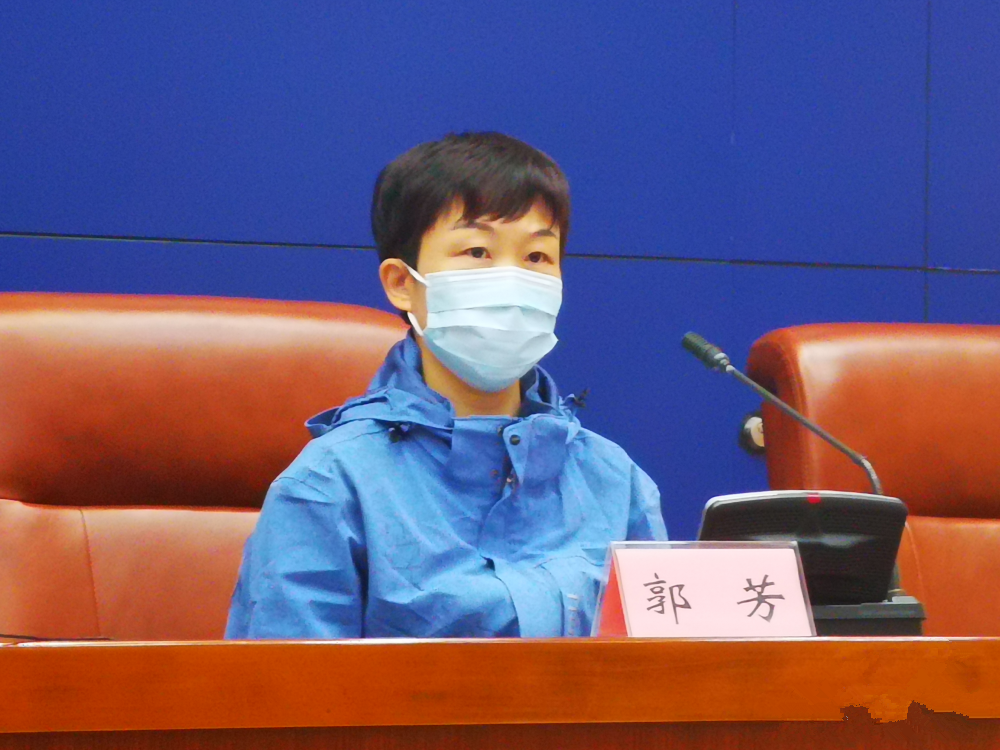 济南市第三人民医院呼吸内二科护士长郭芳：“没有护目镜，不做好防护，绝对不准进舱！”