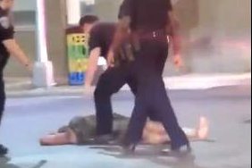 美国警察再被拍下暴力执法，女子遭重拳击倒在地
