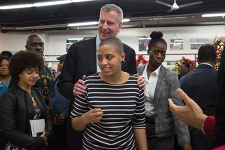 警方确认：纽约市长女儿30日因“非法集会”被捕