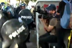 美国警察用盾牌猛击澳大利亚记者