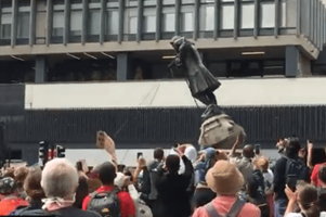 抗议升级！英国示威者将“奴隶贩子”雕像拽倒扔河