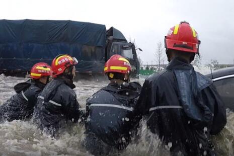 暴雨致日照多处路段积水“齐腰” 消防员背孩子脱险