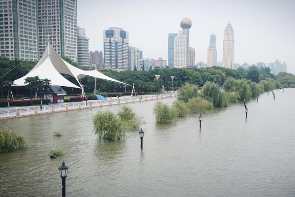 影像力丨闪电新闻记者现场直击全面过水行洪的武汉市汉口江滩公园