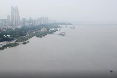 闪电新闻记者武汉江堤直击：汉口江滩建成18年来首次全面过水行洪