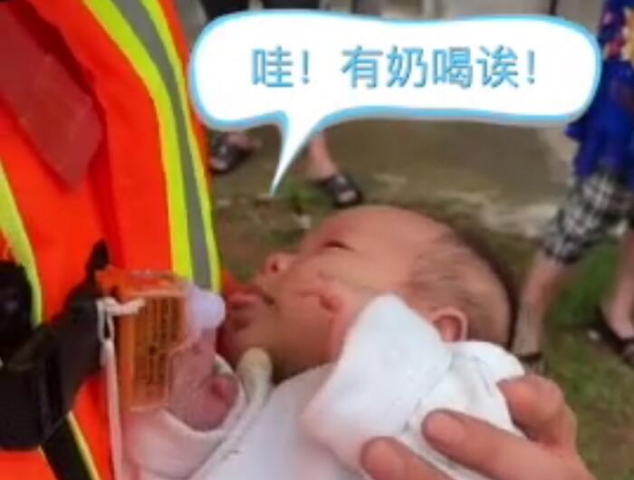 婴儿误把消防员方位灯当奶嘴