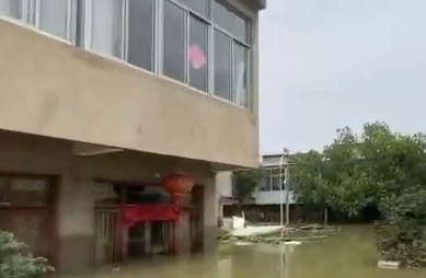山东消防增援滁州抗洪 | 修堤筑坝 滁州古河镇水位较昨天已降一米