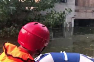 滁州70岁老人被洪水围困家中 泰安消防员耐心劝说将其解救