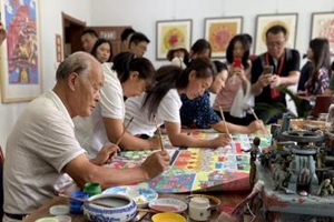 青州农民画画家一年创作50万幅作品交易额达3亿元，个人一年增收2万元