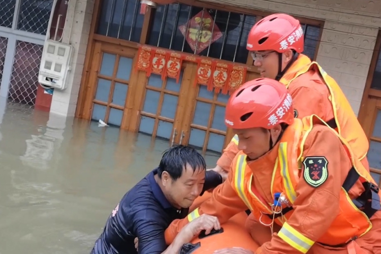 安徽滁州一男子被困家中4小时 泰安消防开皮划艇紧急救援
